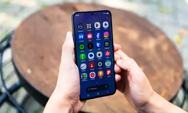 Celulares baratos devem abandonar telas LCD em 2027; entenda a migração