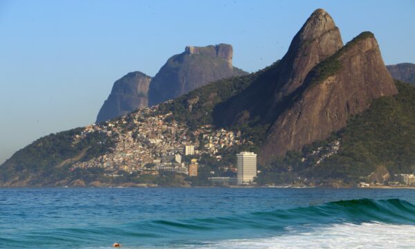 É #FAKE que foto de cadeiras voando e pessoas correndo em Ipanema mostre vendaval no Rio; cena foi criada com IA