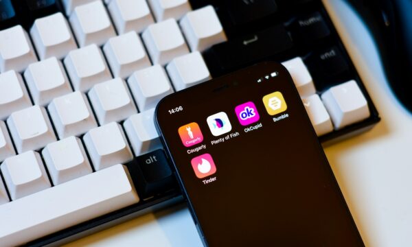 Como os apps de namoro afetam os relacionamentos e a economia do desejo
