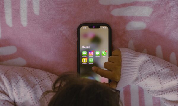 Reino Unido planeja 'toque de recolher digital' para tirar jovens das redes sociais durante a madrugada