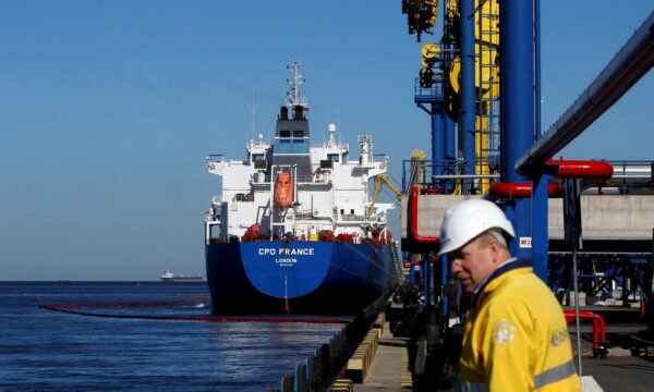 Petróleo tem queda, mas fica longe das mínimas com novas tensões na Ucrânia