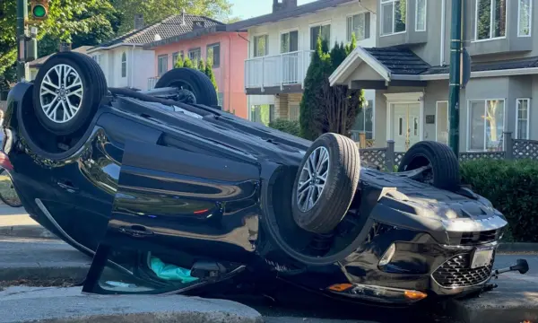 Capotou o carro? Manter o cinto de segurança pode salvar sua vida
