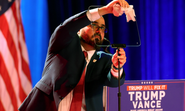 Ex-assessor de Trump paga US$ 170 mil em investigação sobre informação privilegiada