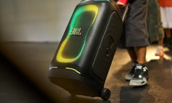 Nova JBL é tão grande que precisa de rodinhas: nova PartyBox 330 chega ao Brasil