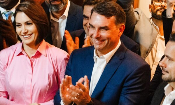 Michelle Bolsonaro sobe em palanque ao lado de adversário de Celina Leão e pede votos para Flávio Bolsonaro