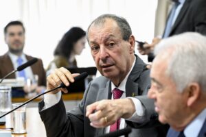 Senadores da base de Lula articulam votação da PEC do fim da escala 6×1 para 2 de setembro