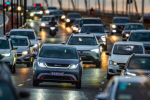 Projeto propõe triplicar teto de pontos para suspender CNH de motoristas de aplicativo e de ônibus, taxista e caminhoneiro