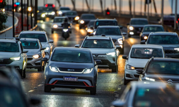 Projeto propõe triplicar teto de pontos para suspender CNH de motoristas de aplicativo e de ônibus, taxista e caminhoneiro