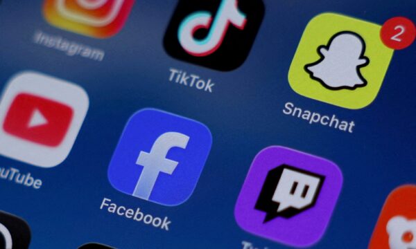 Califórnia passa a exigir protocolo de crise para IAs e proíbe recursos viciantes para menores em redes sociais