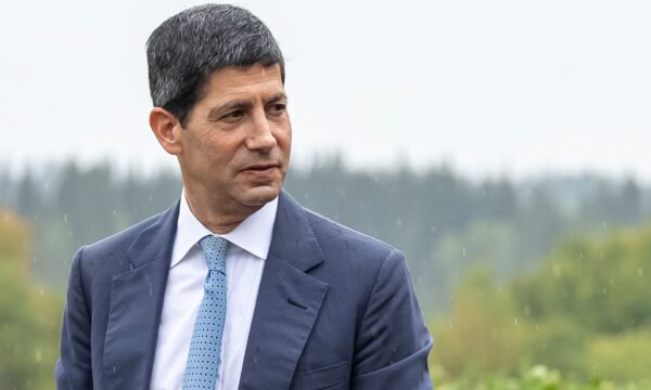 Proposta de Warsh de reduzir as reuniões de decisão de juros ganha força no Fed