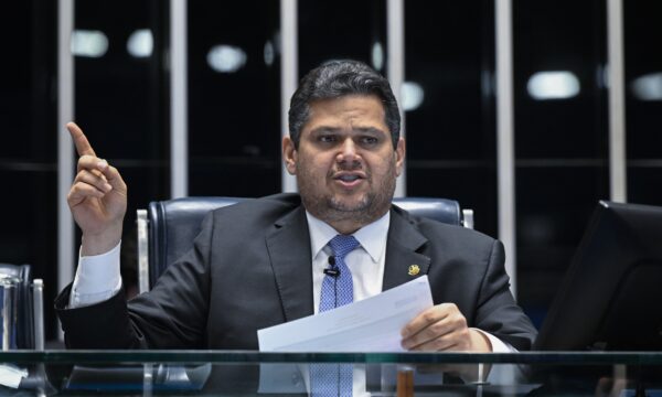 Mensagens encontradas pela PF indicam proximidade entre Alcolumbre e Vorcaro, diz revista