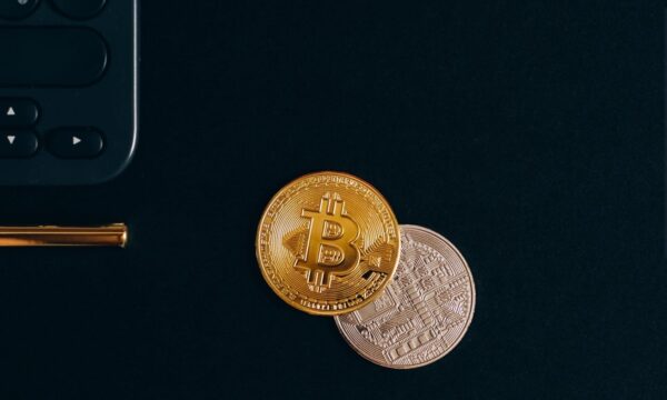 Bitcoin recua para os US$ 84.000, mesmo com ETFs acumulando entradas de US$ 2,6 bilhões nos últimos 5 dias