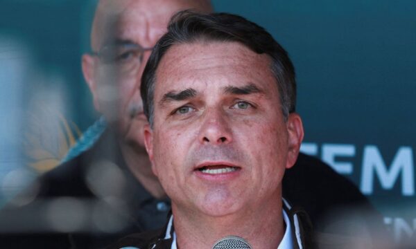 Em ato na Paulista, Flávio busca vincular Lula a Moraes e promete recuperar credibilidade do Judiciário