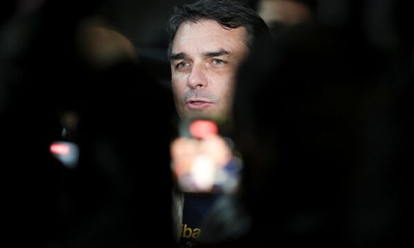 Flávio Bolsonaro vai ao TSE para impedir Lula de usar discurso na ONU em campanha eleitoral
