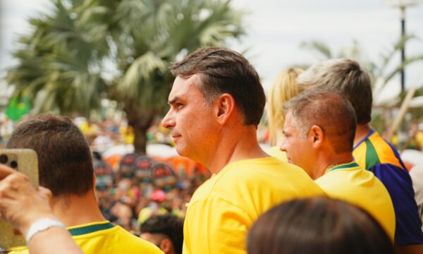 Flávio Bolsonaro cresce entre eleitores do Sudeste, mulheres e católicos