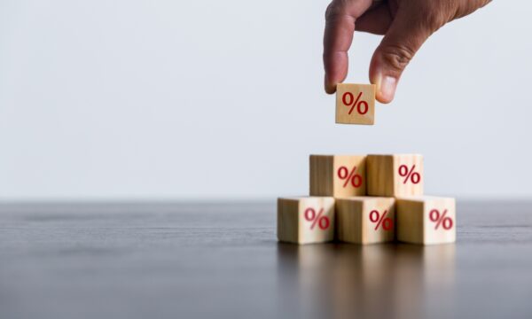 Juros futuros fecham estáveis de olho no cenário eleitoral e Treasuries