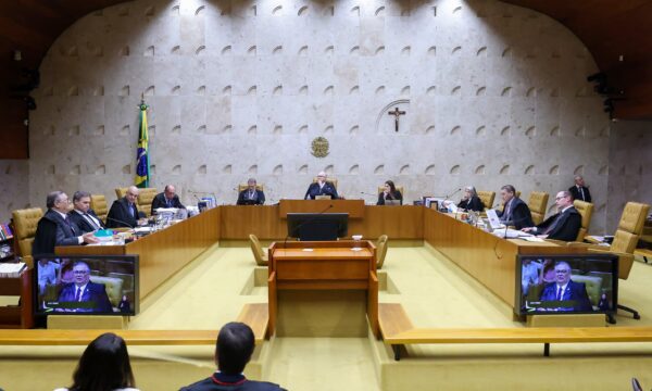 Deputados do PT, PCdoB, Psol e Rede protocolam petição para levantar sigilo do caso Dark Horse