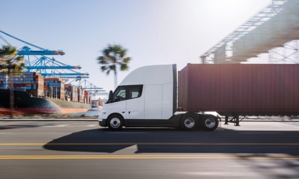 Tesla inicia entregas do caminhão elétrico Semi