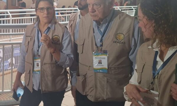 Chefe da Missão da OEA visita local de votação no Brasil