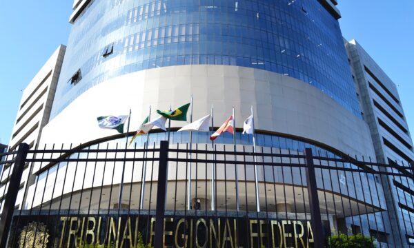 Falhas no PHP levam tribunais no Brasil e Anatel a suspender sistemas; governo emite alerta